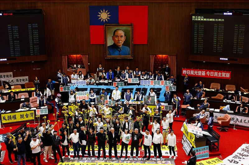2024年5月21日，台湾的立法院漏夜审查《立法院职权行使法》修正草案，二读通过藐视国会罪、立法院调查权及听证权等多项条文。民进党立委在议场内手举向日葵高喊“反黑箱、反扩权”。（路透社）