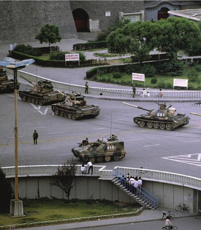 1989年6月5日的建国门立交桥上部署的坦克。(六四档案图)